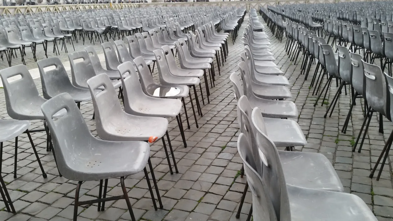 Stuhlreihe Petersplatz (Foto: Frank Lehmann)
