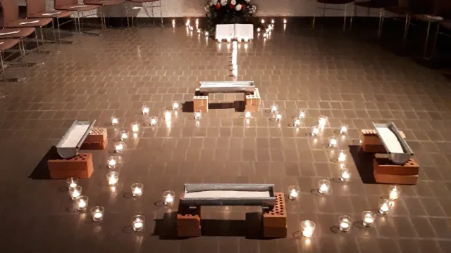 Abend-GD sr mit Kerzen am Boden (Foto: Manuela Siegrist)
