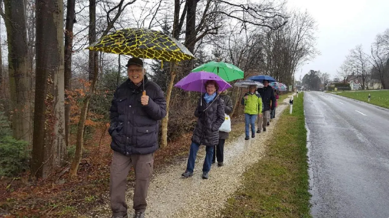 Wandern mit Regenschirm (Foto: Maria Trost-Hansemann)